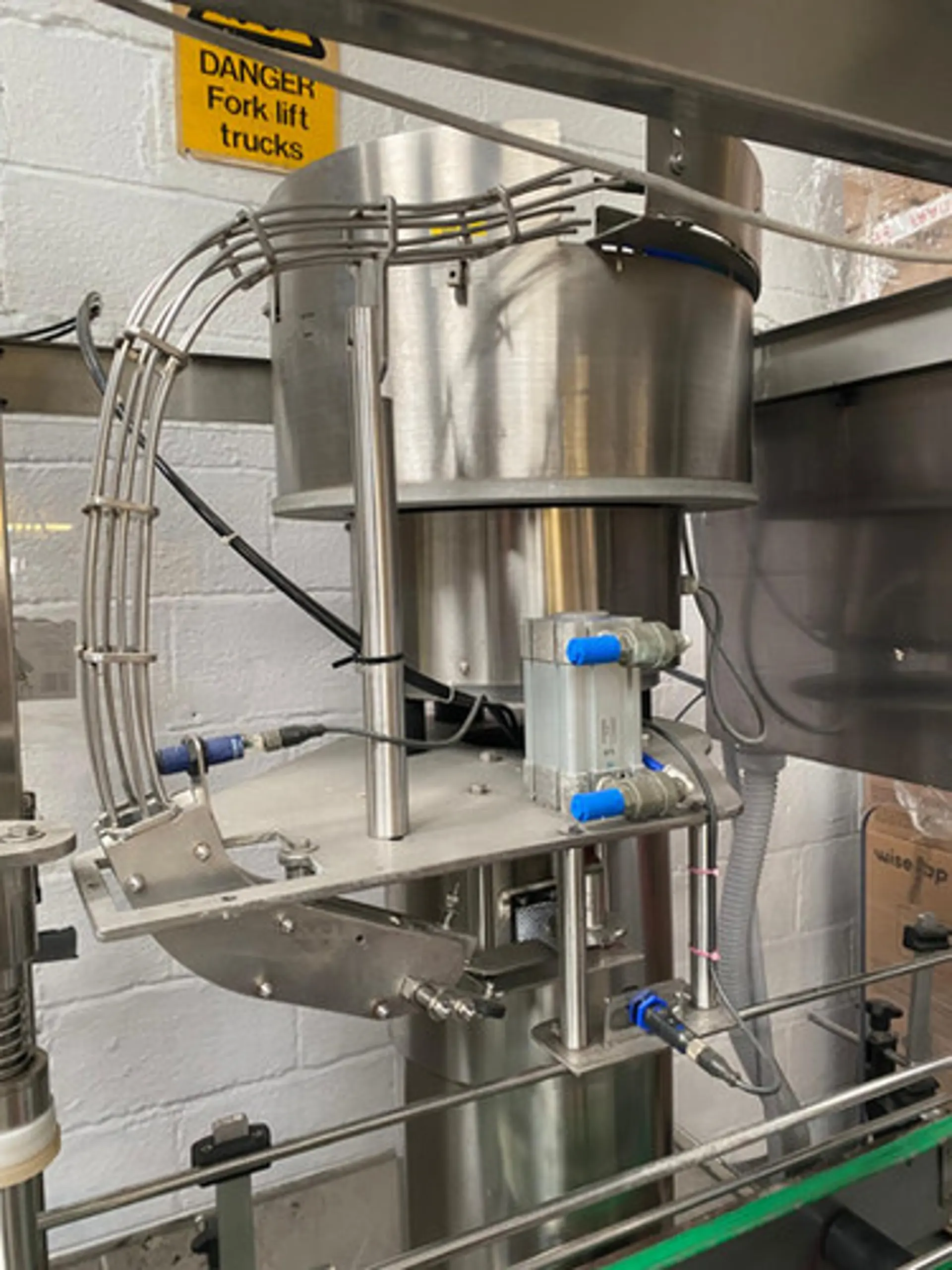 Used Canellitech Srl 8-1 Automatic Inline Filler / Capper for 5L Bottles - Filling Machines, photo 12
