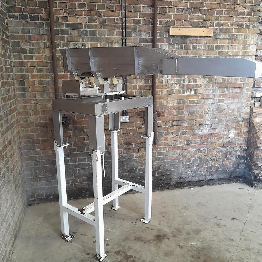 Used Vibratory Feeder - Hoppers & Feeders, photo 2